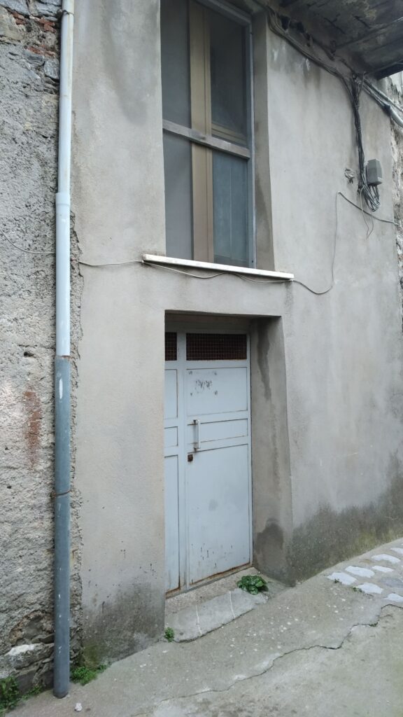 Detached house in the historic center (via Savonarola, 6)
