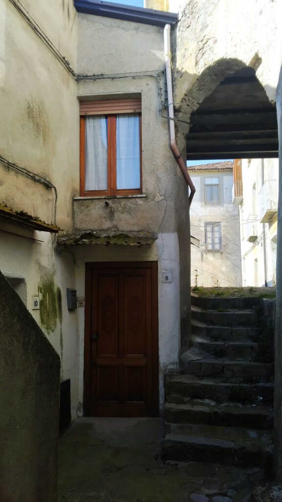 Casa indipendente nel centro storico (via Chiesa, 8)