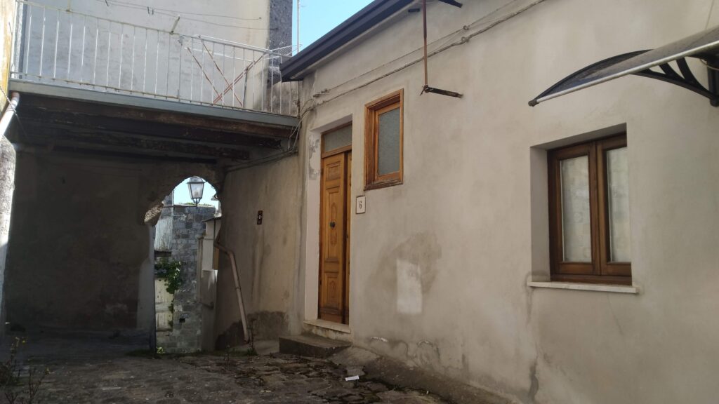 Casa indipendente nel centro storico (via Chiesa, 8)