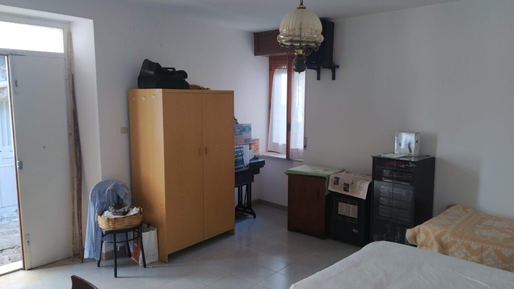 Casa indipendente nel centro storico (via Chiesa, 8)