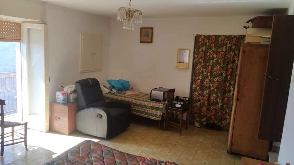 Casa indipendente nel centro storico (via Chiesa, 8)
