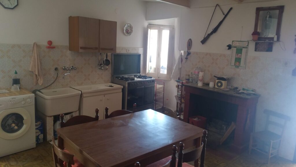 Casa indipendente nel centro storico (via Chiesa, 8)