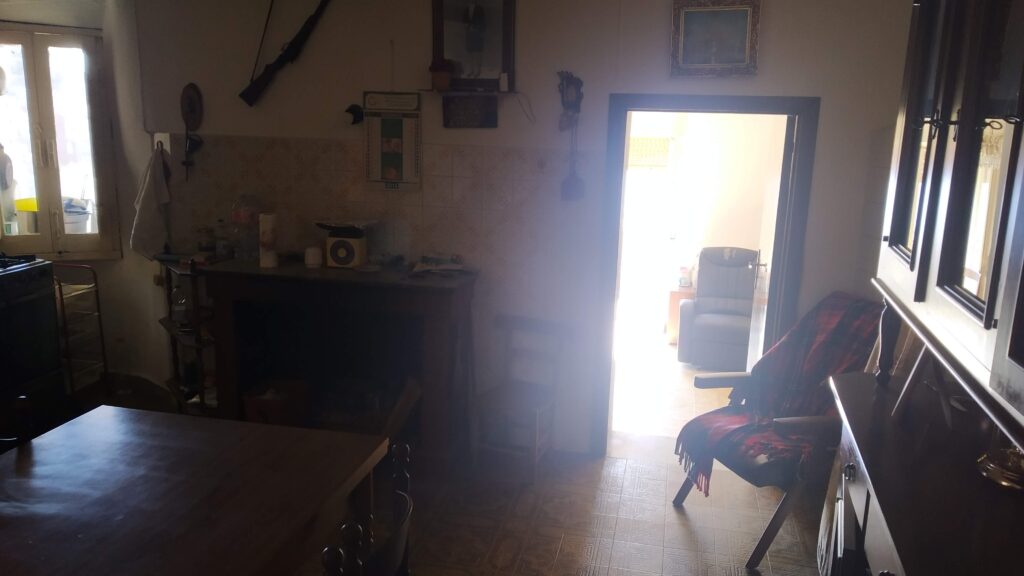 Casa indipendente nel centro storico (via Chiesa, 8)