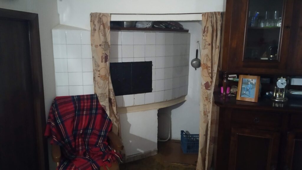 Casa indipendente nel centro storico (via Chiesa, 8)