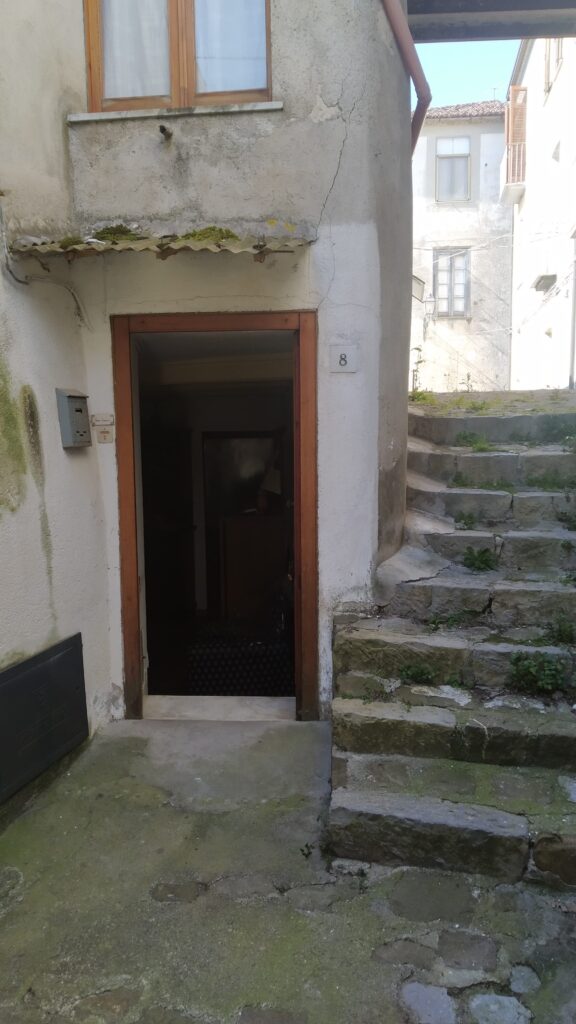 Casa indipendente nel centro storico (via Chiesa, 8)