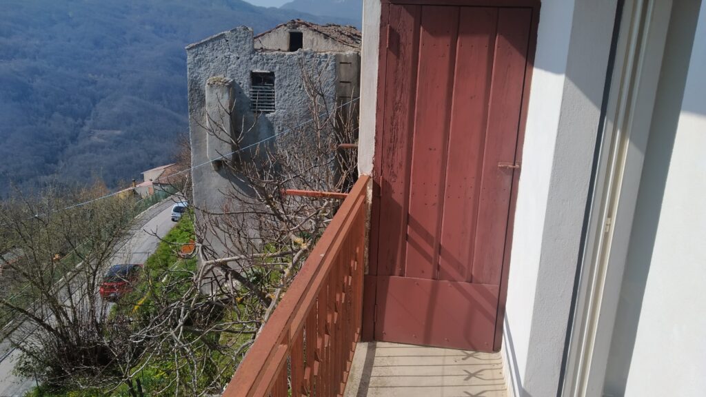 Casa indipendente nel centro storico (via Chiesa, 8)