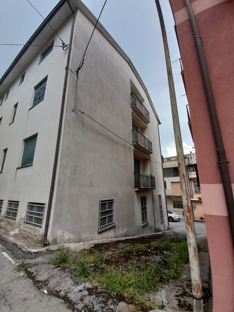 Building in the urban centre (via Aldo Moro, 19/A)