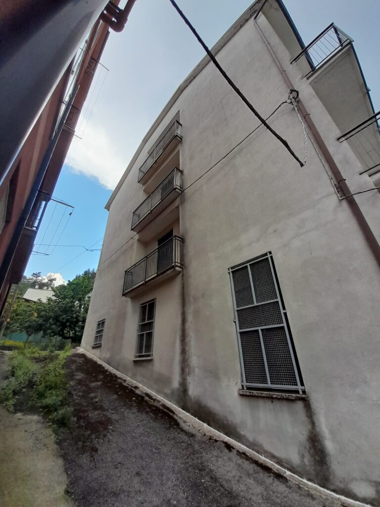 Building in the urban centre (via Aldo Moro, 19/A)