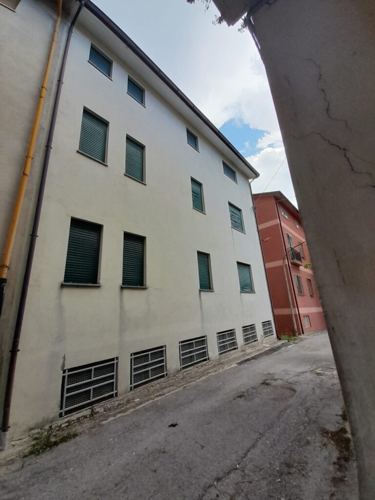 Building in the urban centre (via Aldo Moro, 19/A)