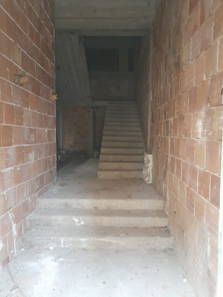 Building in the urban centre (via Aldo Moro, 19/A)