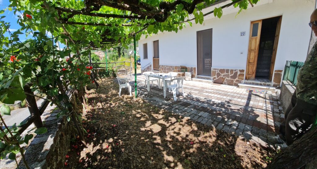 Casa indipendente con garage e ampia area esterna (via Monte Pollino, 22)