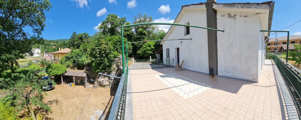 Casa indipendente con garage e ampia area esterna (via Monte Pollino, 22)
