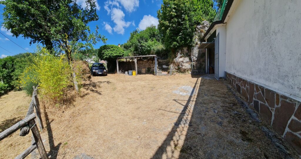 Casa indipendente con garage e ampia area esterna (via Monte Pollino, 22)