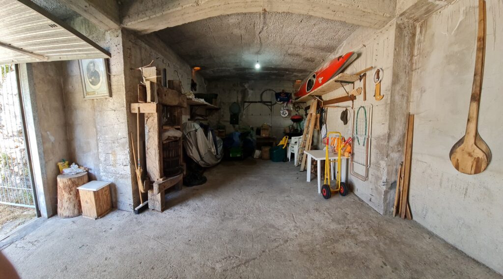 Casa indipendente con garage e ampia area esterna (via Monte Pollino, 22)