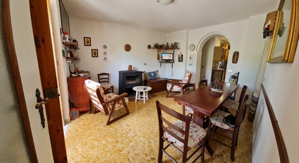 Casa indipendente con garage e ampia area esterna (via Monte Pollino, 22)