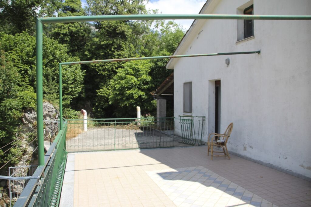 Casa indipendente con garage e ampia area esterna (via Monte Pollino, 22)
