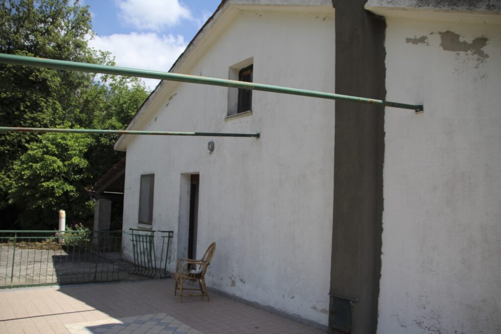 Casa indipendente con garage e ampia area esterna (via Monte Pollino, 22)