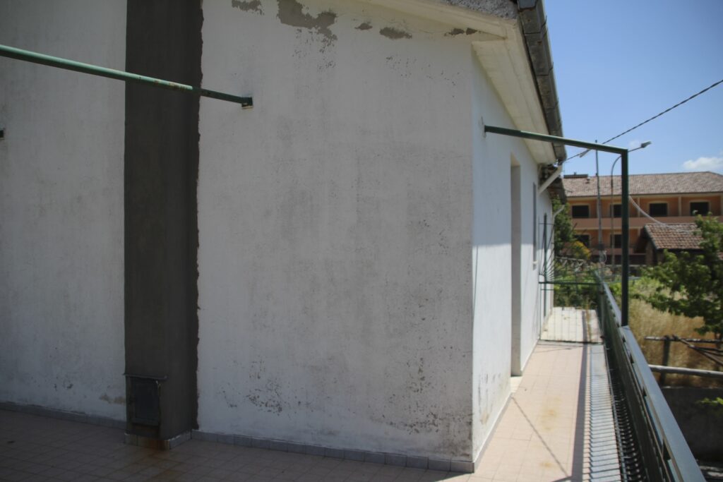 Casa indipendente con garage e ampia area esterna (via Monte Pollino, 22)
