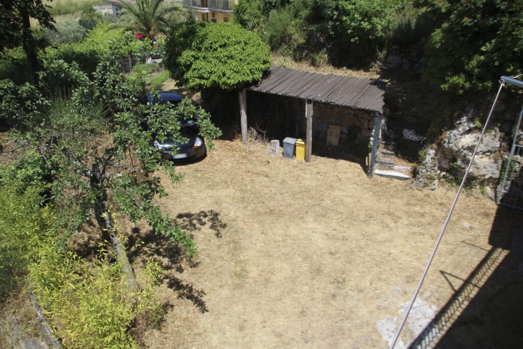 Casa indipendente con garage e ampia area esterna (via Monte Pollino, 22)