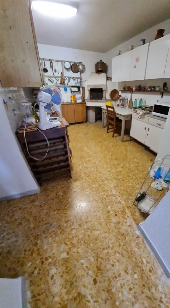 Casa indipendente con garage e ampia area esterna (via Monte Pollino, 22)