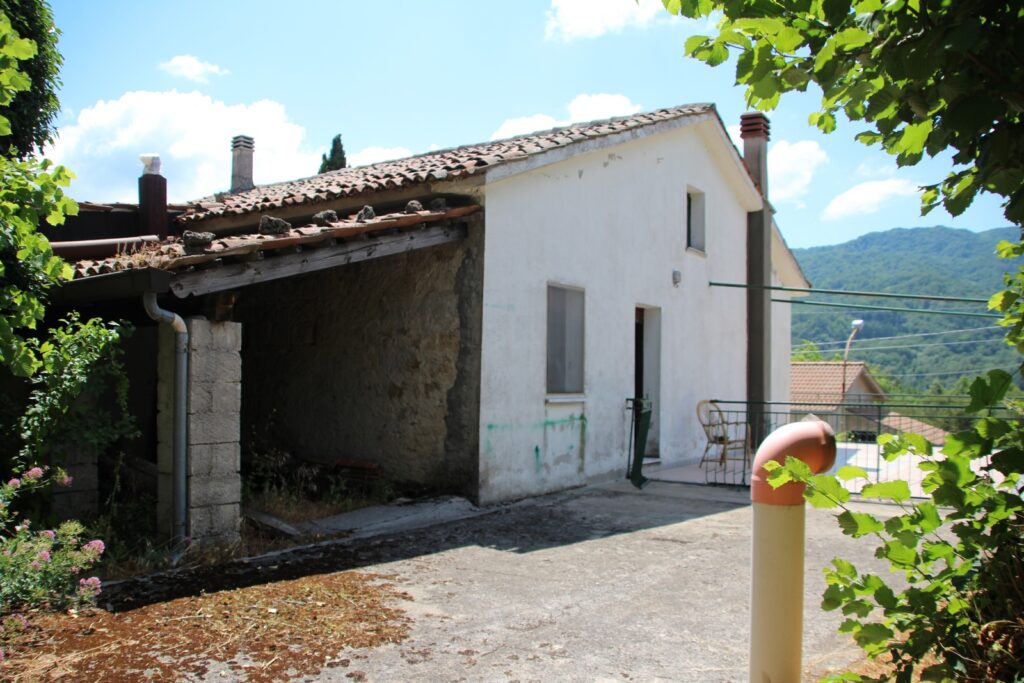 Casa indipendente con garage e ampia area esterna (via Monte Pollino, 22)