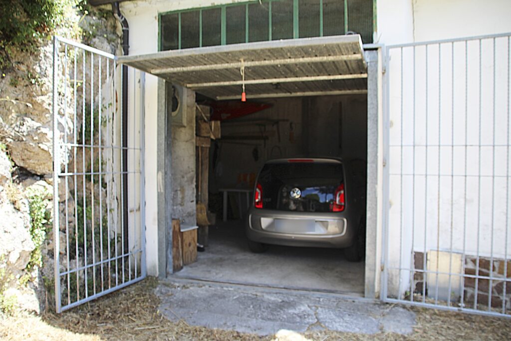 Casa indipendente con garage e ampia area esterna (via Monte Pollino, 22)