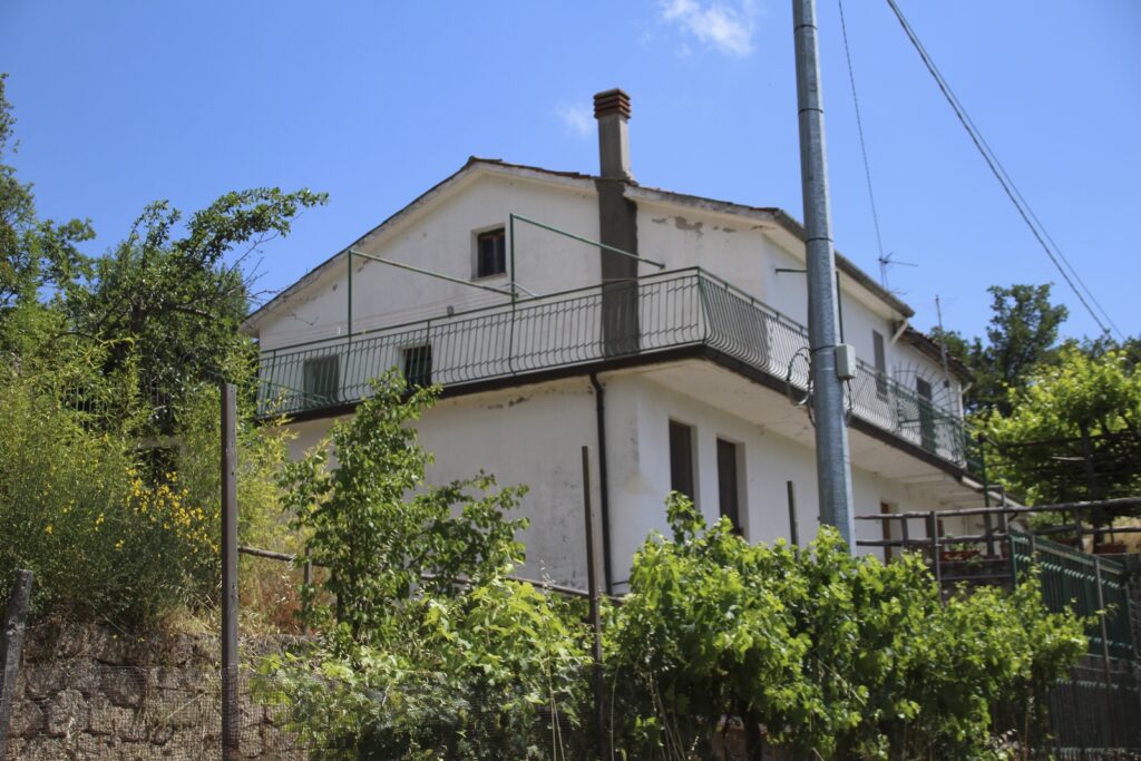 Casa indipendente con garage e ampia area esterna (via Monte Pollino, 22)