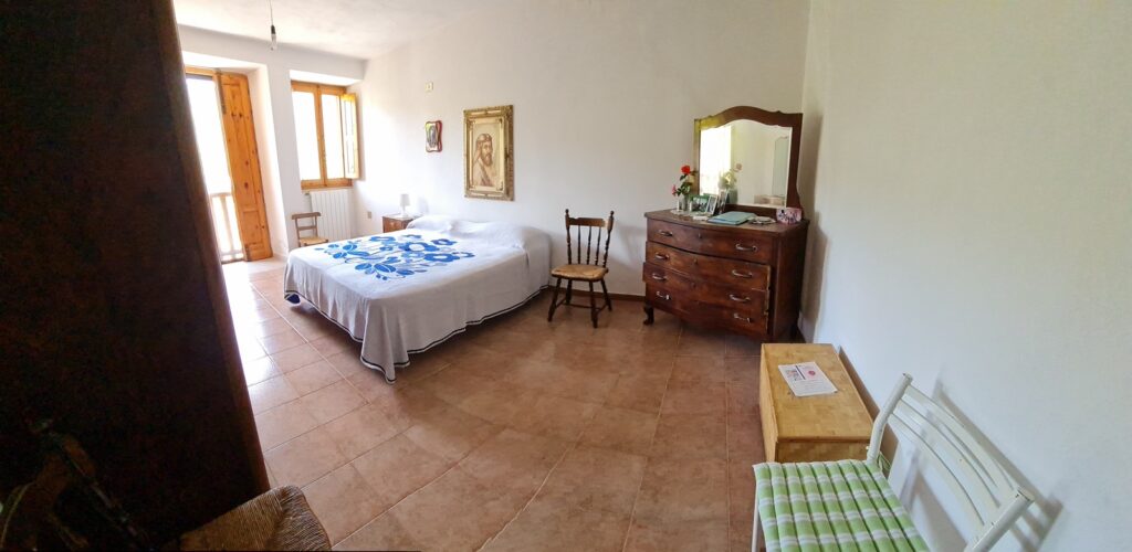 Casa indipendente con garage e ampia area esterna (via Monte Pollino, 22)