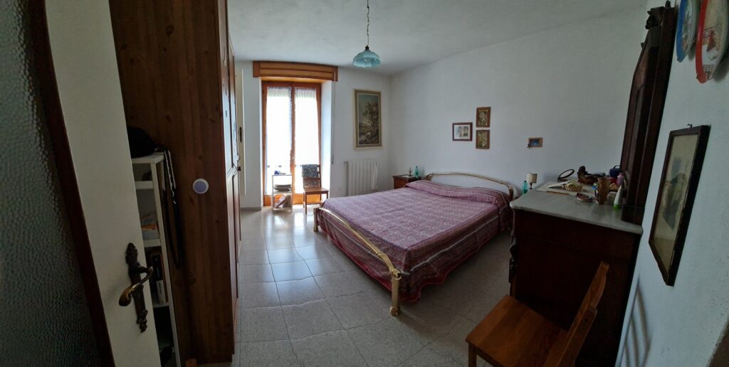 Casa indipendente con garage e ampia area esterna (via Monte Pollino, 22)