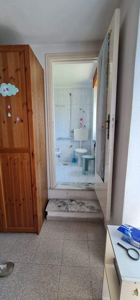 Casa indipendente con garage e ampia area esterna (via Monte Pollino, 22)