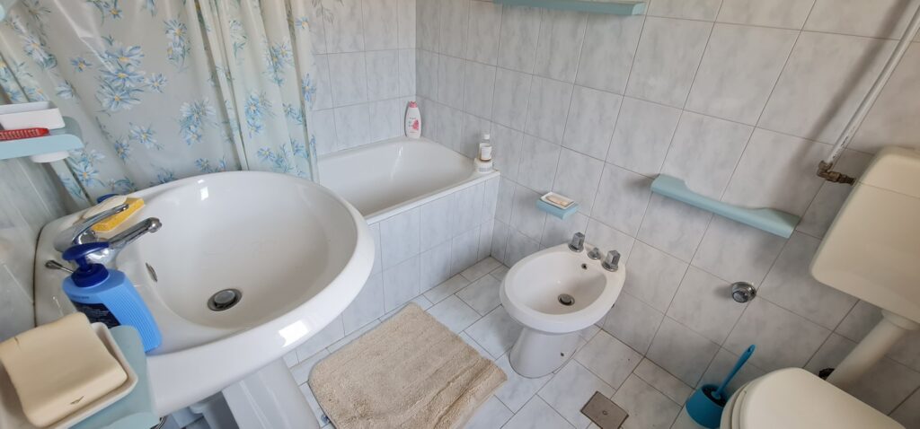 Casa indipendente con garage e ampia area esterna (via Monte Pollino, 22)