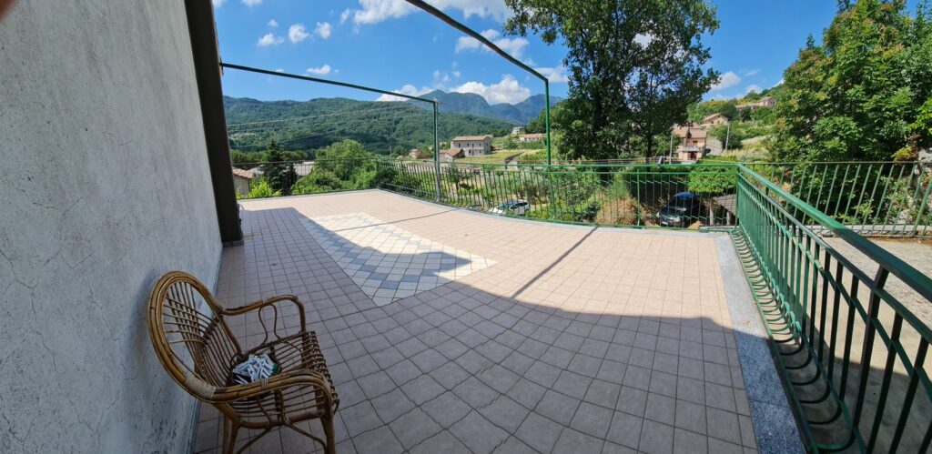 Casa indipendente con garage e ampia area esterna (via Monte Pollino, 22)