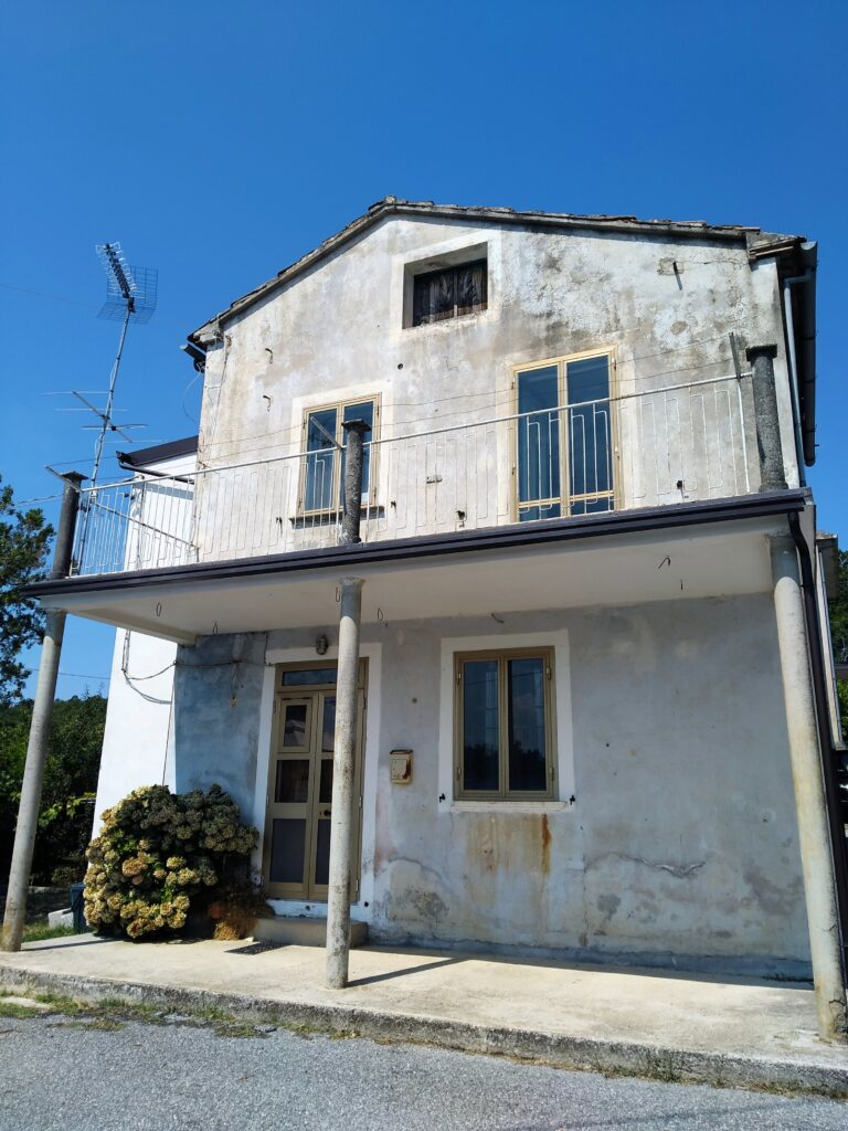 Casa indipendente con terreno in una frazione rurale (c.da Serrone, 76)