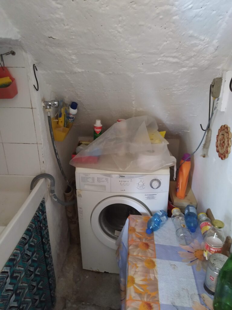 Casa indipendente con terreno in una frazione rurale (c.da Serrone, 76)