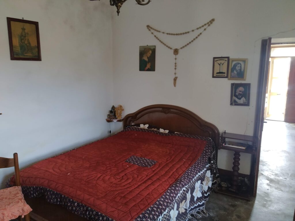 Casa indipendente con terreno in una frazione rurale (c.da Serrone, 76)