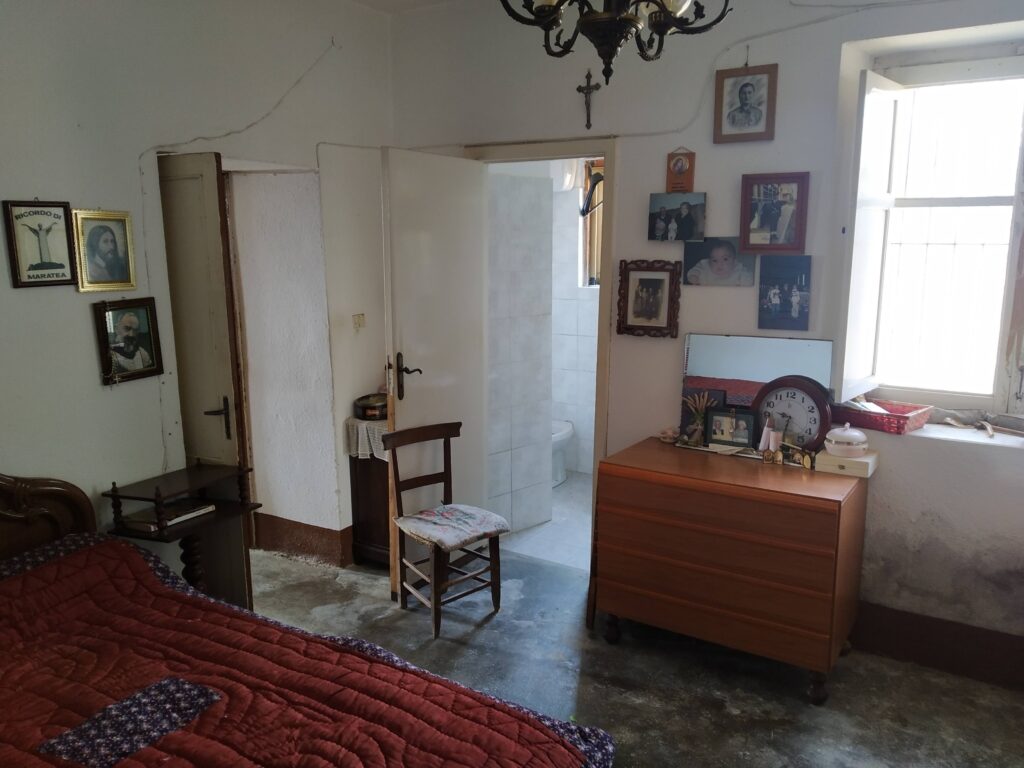 Casa indipendente con terreno in una frazione rurale (c.da Serrone, 76)