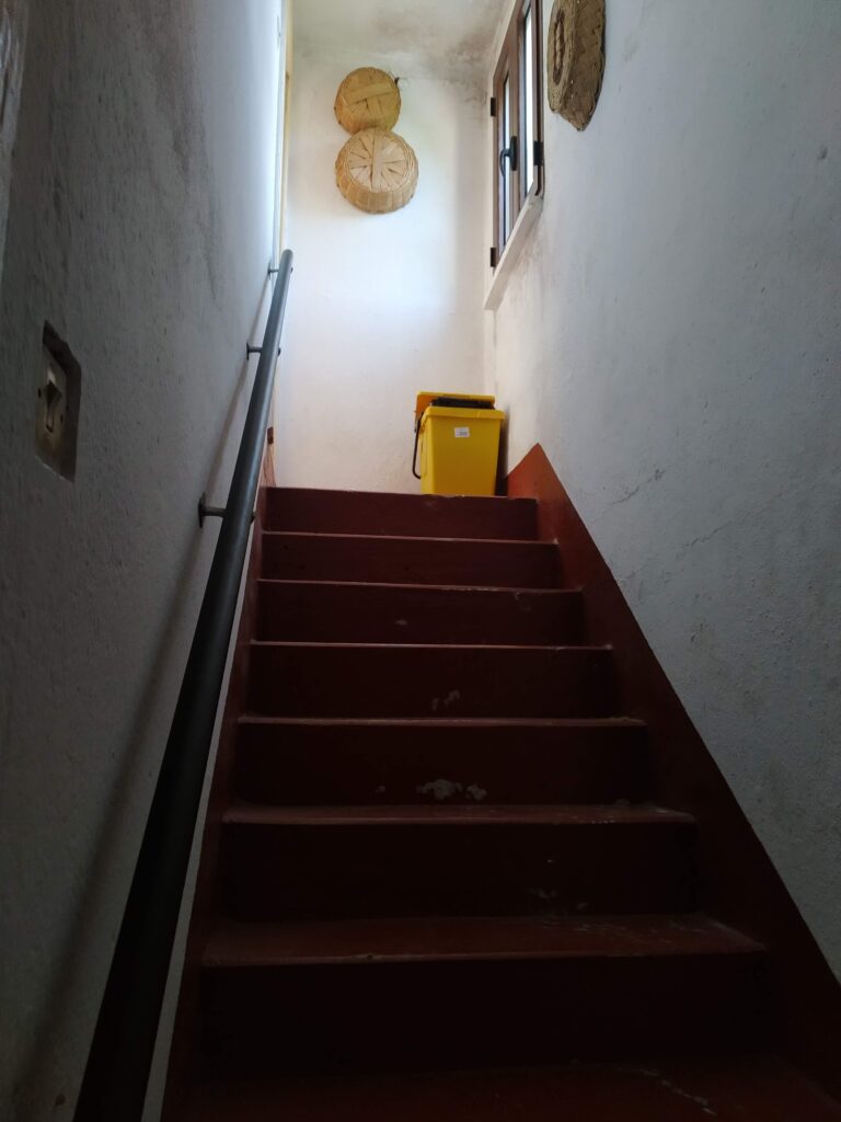Casa indipendente con terreno in una frazione rurale (c.da Serrone, 76)