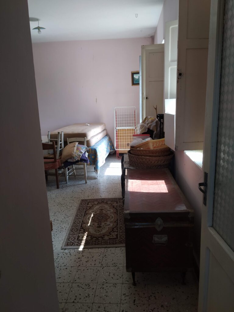 Casa indipendente con terreno in una frazione rurale (c.da Serrone, 76)