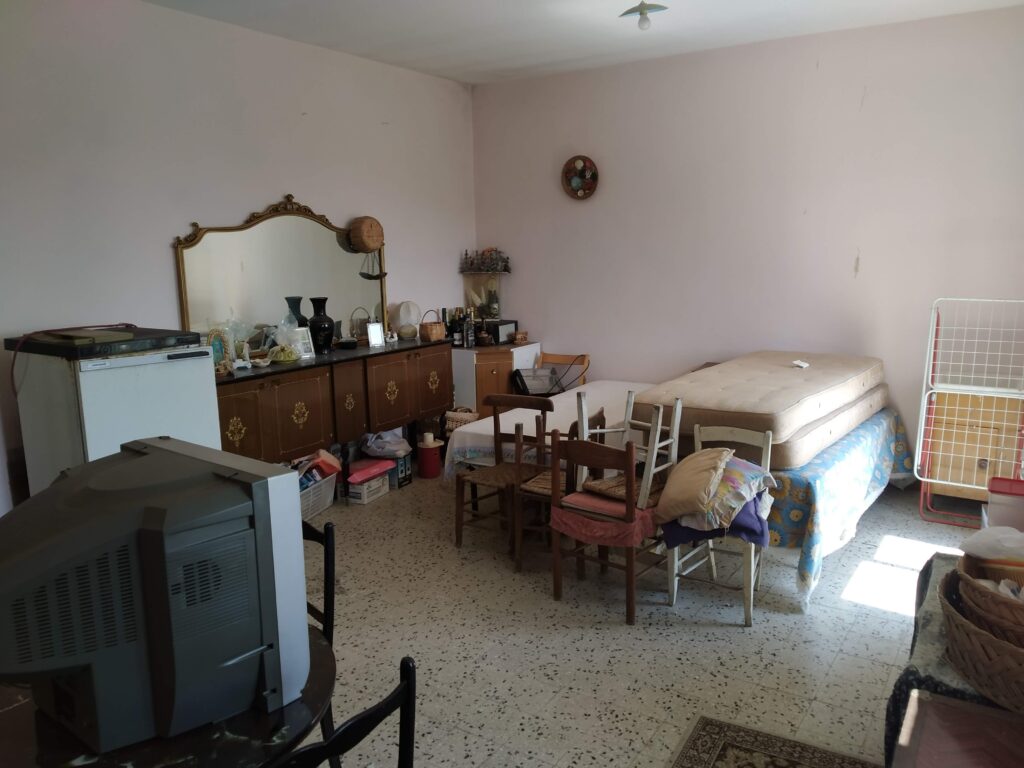 Casa indipendente con terreno in una frazione rurale (c.da Serrone, 76)