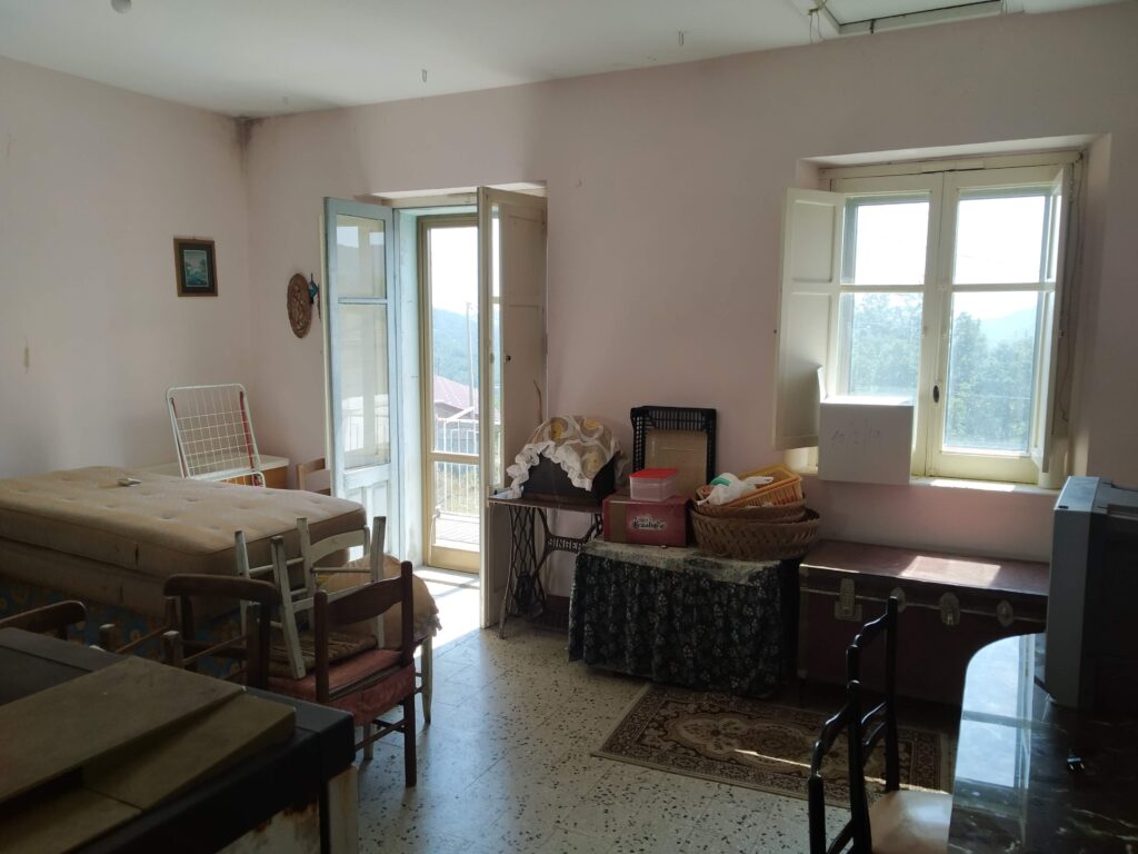Casa indipendente con terreno in una frazione rurale (c.da Serrone, 76)