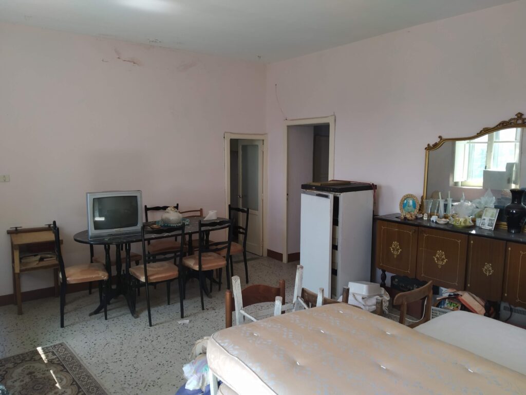 Casa indipendente con terreno in una frazione rurale (c.da Serrone, 76)