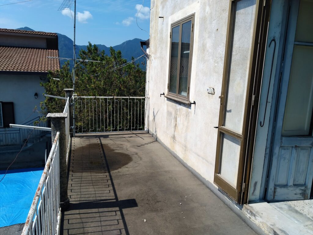Casa indipendente con terreno in una frazione rurale (c.da Serrone, 76)