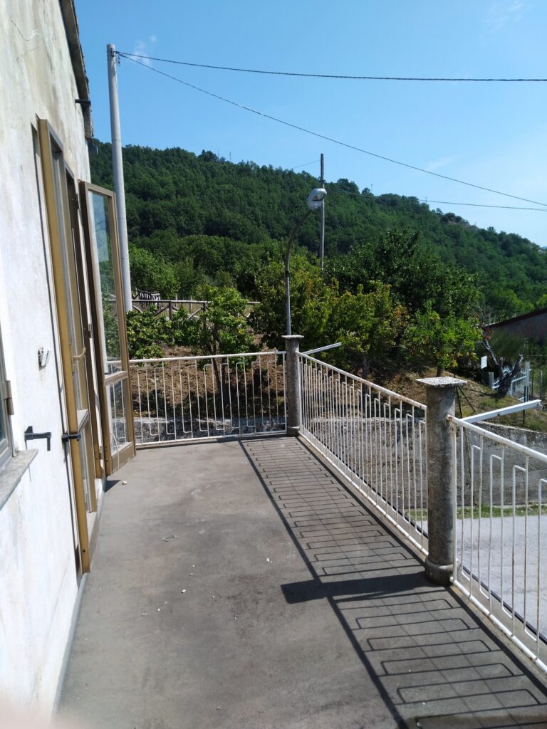 Casa indipendente con terreno in una frazione rurale (c.da Serrone, 76)