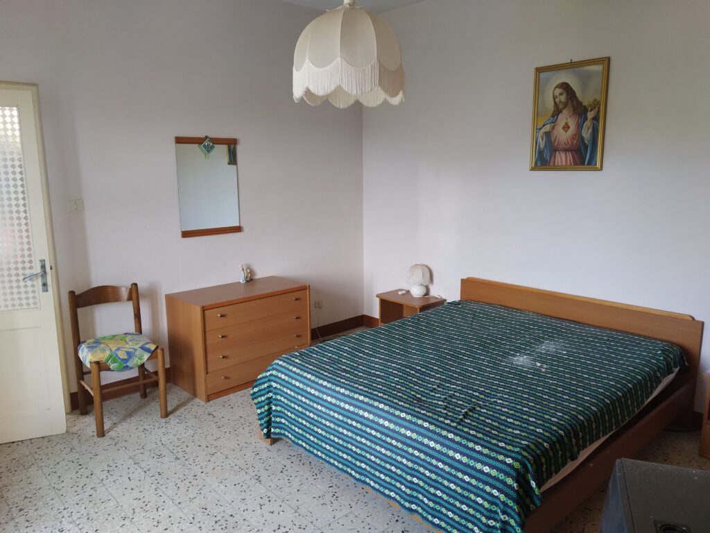 Casa indipendente con terreno in una frazione rurale (c.da Serrone, 76)