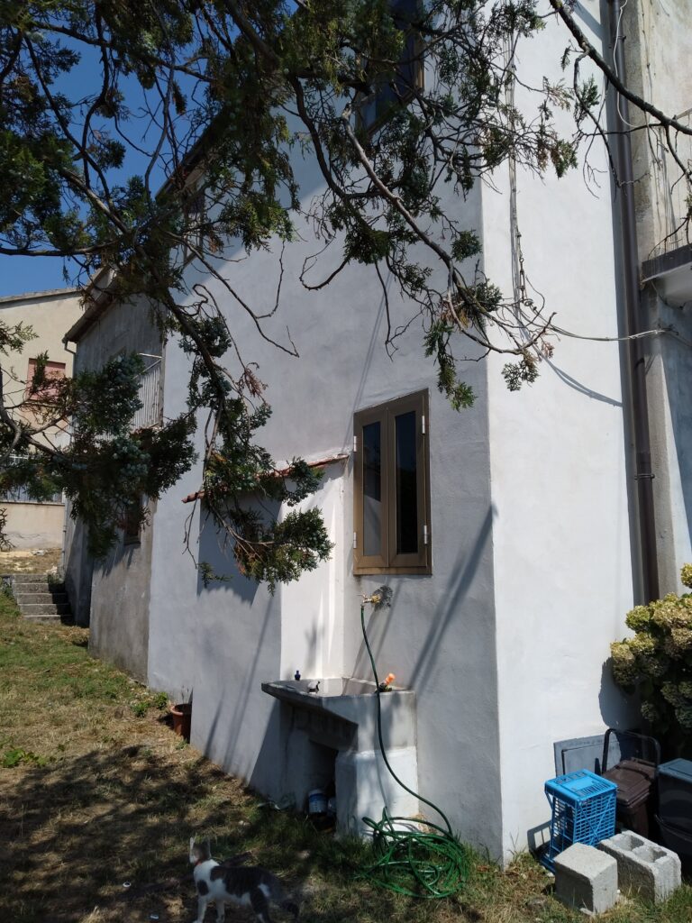 Casa indipendente con terreno in una frazione rurale (c.da Serrone, 76)