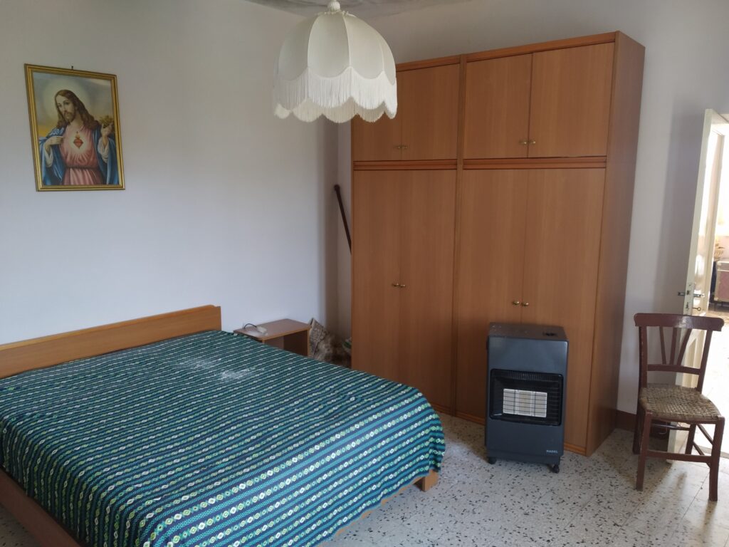 Casa indipendente con terreno in una frazione rurale (c.da Serrone, 76)