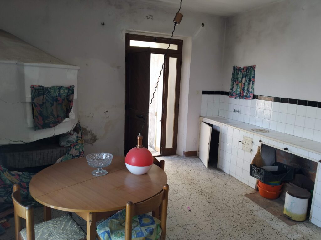 Casa indipendente con terreno in una frazione rurale (c.da Serrone, 76)