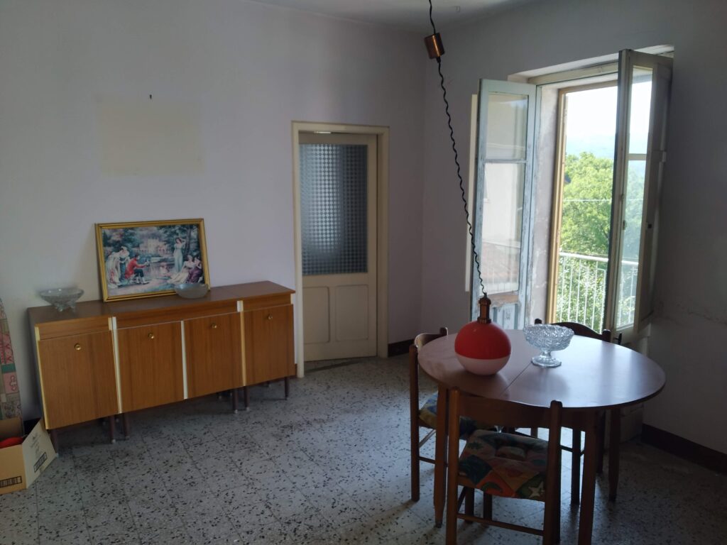 Casa indipendente con terreno in una frazione rurale (c.da Serrone, 76)