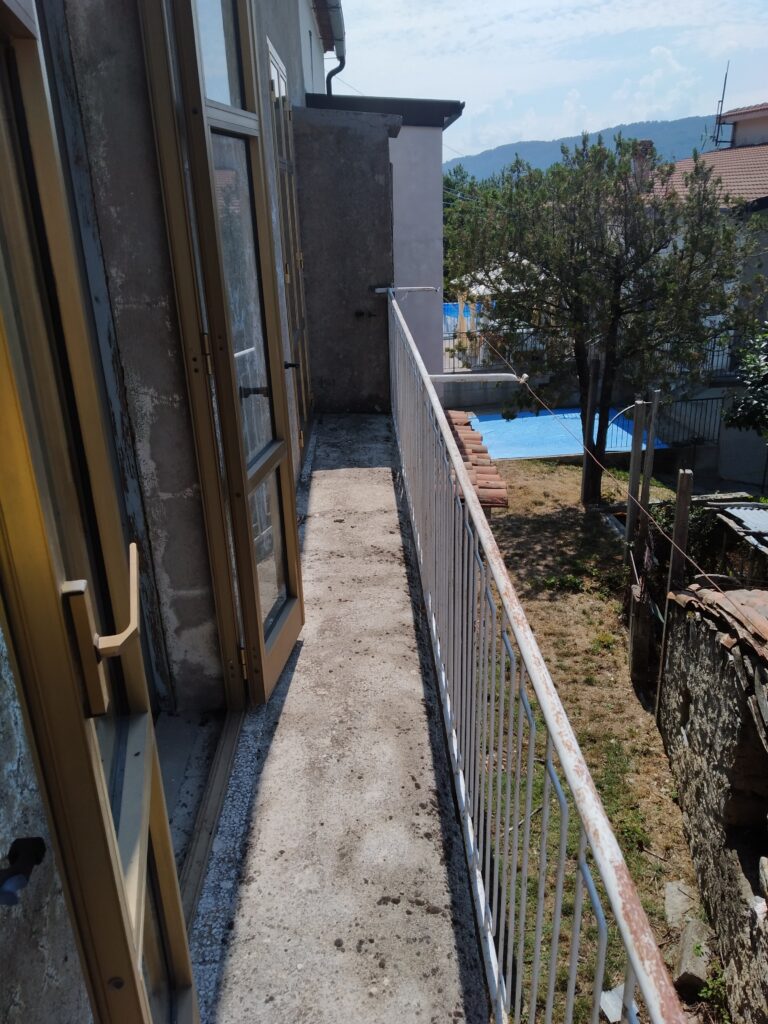 Casa indipendente con terreno in una frazione rurale (c.da Serrone, 76)