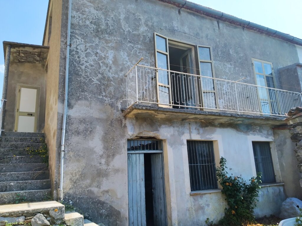 Casa indipendente con terreno in una frazione rurale (c.da Serrone, 76)